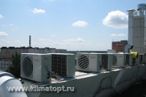 наружные блоки кондиционеров AUX на крыше здания